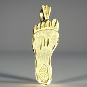 New 14k Yellow Gold Foot Pendant 1.59 GRAMS